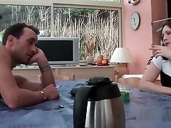 une rousse se fait culbuter par terre sur la terrasse