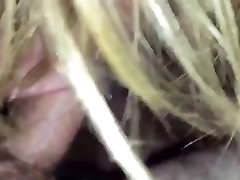 Freundin lutscht haarigen Schwanz und Arschloch!