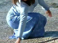 wetlook-louise in blauer baumwollbluse und langem rock im meer