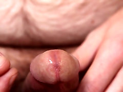 Close-up de liquide pré-éjaculatoire jouer circoncis bite