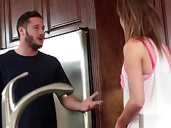 lado se fait baiser passionnément