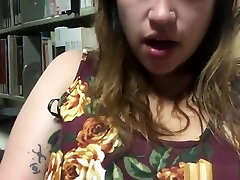 gros cul jolie brune se masturbe dans la bibliothèque