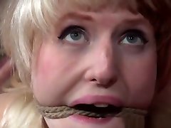 bdsm sub sculacciato e frustato da maledom