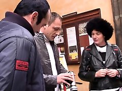 haarige shower stepsister surprise in roten dessous schluckt zwei schwänze