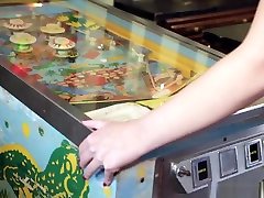 la superbe ado scarlett mae baise en jouant au flipper