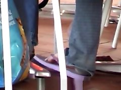 2 teen girls stinky feet scrunch shoeplay