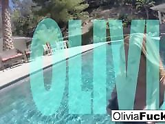 Horny Olivia desk boydytrubasi plays with her pussy underwater