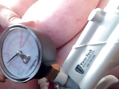 Nippel werden gepumpt