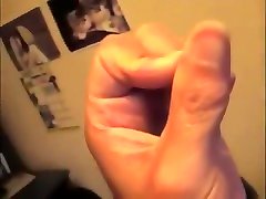 Fille qui suce lèche ses doigts et son pouce fetichisme saliva