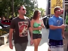 un adolescent touriste ukrainien sexy se fait baiser la chatte en europe