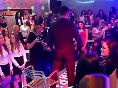 gli adolescenti si azzuffano alla festa