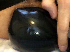 poussant mon grand gonflable buttplug