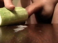 Diversión Con un Jugoso Pepino