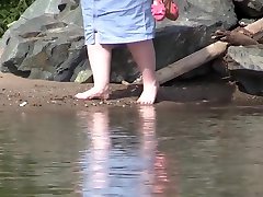 On high heels and bare feet on the sand, plump legs walk along the shore.
