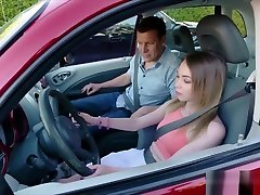 una piccola adolescente viene scopata nel culo dal suo istruttore