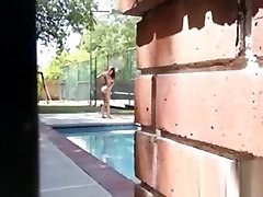la bella brunetta tatuata si inginocchia per succhiare un cazzo rigido in una sessione di pompini di pov