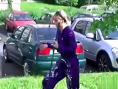 à couper le souffle babe donne une sexy tugjob et torride fellation