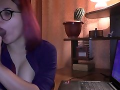 Gamer Girl does Blowjob without being distracted from the game