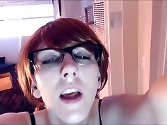 肮脏的谈话外星人蛋书呆子变成黏糊糊的辣妹