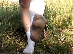 schlammige weiße socken und pfützen