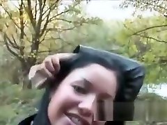 hübsche brünette amateur rauchen pole im freien pov