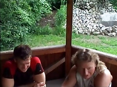 Eine schöne wackelnde Mädchen