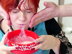 la rouquine soumise se fait étirer lanus avec un gros jouet et la bouche avec la bite