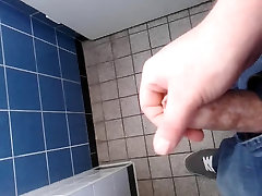 show only tits haus auf dem Arbeitsamtklo