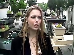 Exhibe & Uro au cimetiere avec Kelly Stafford