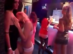 理想的桃子吸吮公鸡和享受他妈的和钢棒