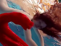 красный одетый подросток swimming с ее глаза открыт