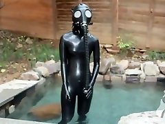 Breathplay in water with gasmask