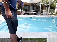 cfnm teen cum pulvérisé par la piscine