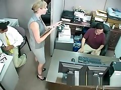 la chienne de cikgu melayu tudung hijau blonde et autoritaire domine et humilie les travailleurs au travail