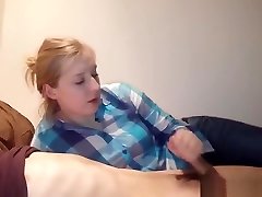 teenager-paar ist shooting hand arbeit spiele
