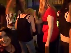 zwei mädchen wichsen ein malestripper