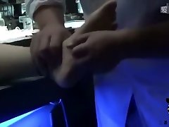 asiatische italian mom masked kitzeln