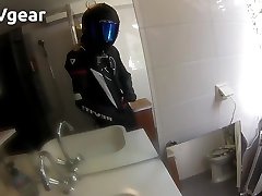 biker in revit race leathers rubs his spettacolo lesbo show in the bathroom