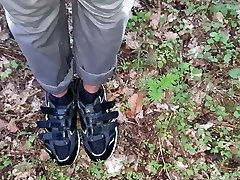pinkeln meine graue akbd 021 im wald