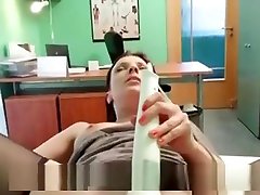 brunette frotte la chatte avec un outil de massage à son médecin