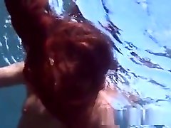 джулия плавает под водой обнаженная в море