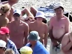 ساحل برهنه-خم شدن بیش از نوزاد