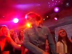 les ados épicés délirent et se déshabillent au hardcore