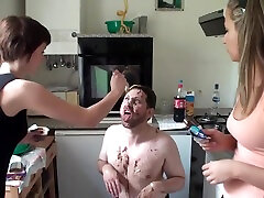 Yulia Volkova feliz de ver Goddess Mouth Feeding His Dog