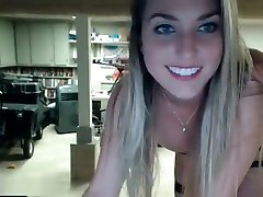 最热门的金发女郎，剥离，挑逗的视频显示