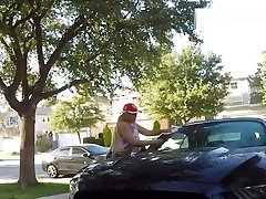 Nicky Ferrari se pone muy family garl lavando los carros de los clientes.
