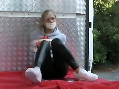 il jogger biondo ottiene il nastro microfoam imbavagliato e legato