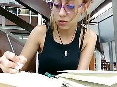 Chica nerd se masturba en clase