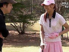salope asiatique prend par derrière dans un club de golf