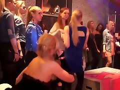 Amateur partybabes dancing and flashing